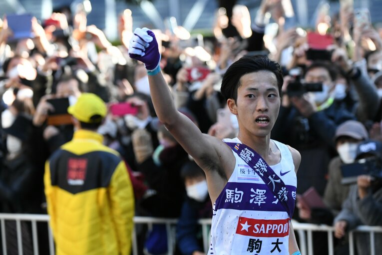 アンカー・青柿はレース中、何度もガッツポーズを見せた　©JMPA