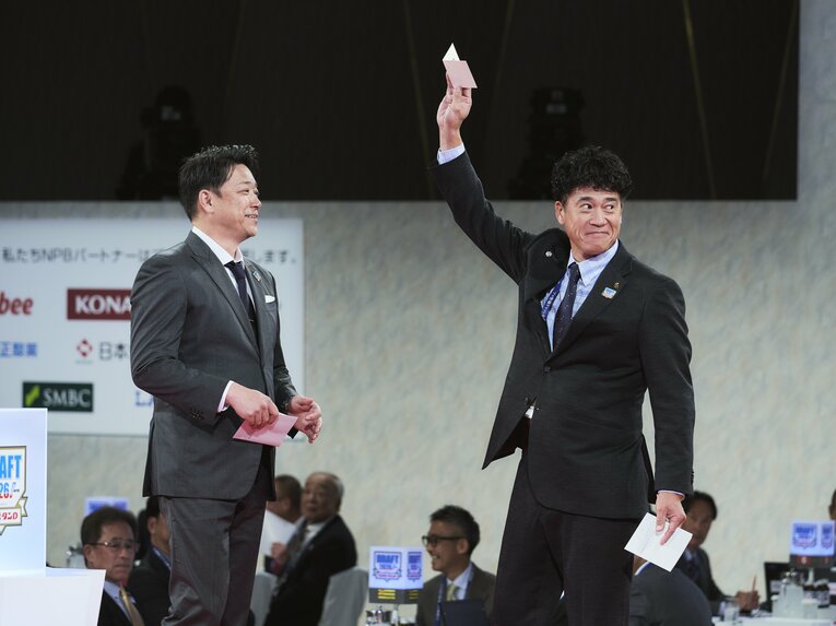 ロッテとの抽選で1位・鈴木泰成投手（青山学院）を引き当てた城島CBO　©Yuki Suenaga