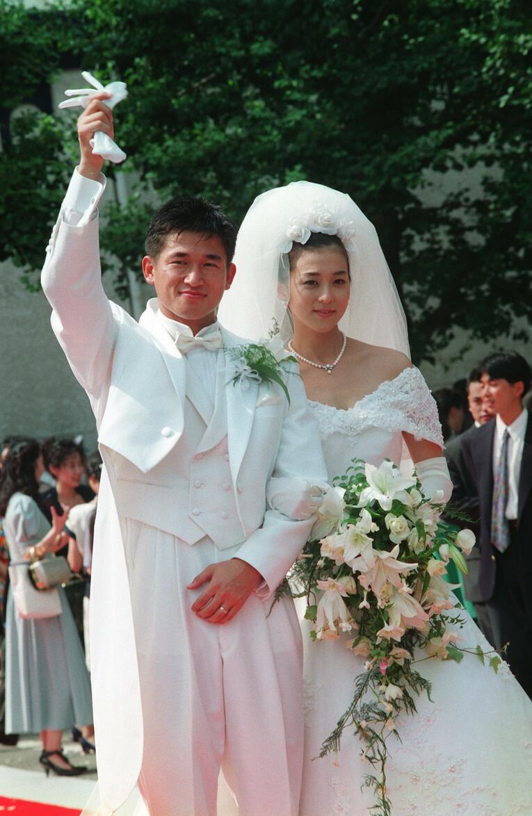1993年8月1日、結婚式を挙げた三浦知良・りさ子夫妻（東京・目黒区のサレジオ教会）　©JIJI PRESS