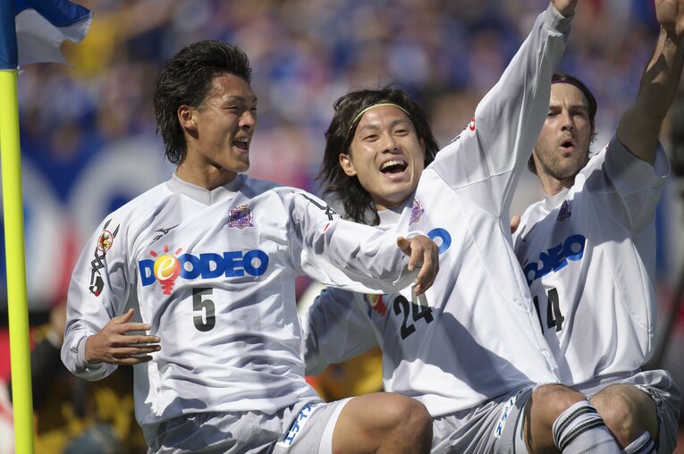 槙野智章、森脇良太との「弓矢パフォーマンス」（2009年）©Sports Graphic Number