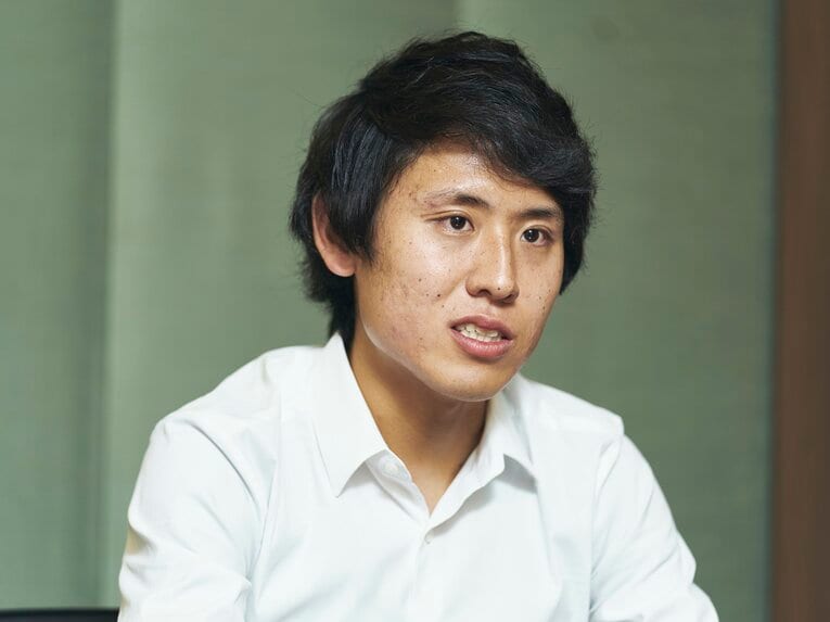 神野のサポートを行なっている髙木聖也　©Yuki Suenaga