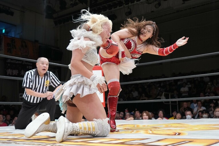 ビクトリア弓月の後頭部にキックを浴びせる青野未来　©Essei Hara