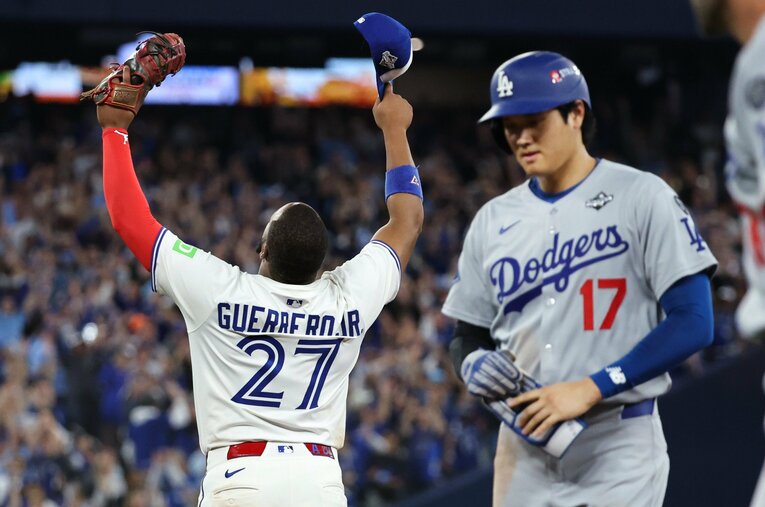 第1戦のゲレーロjr.と大谷　©Getty Images