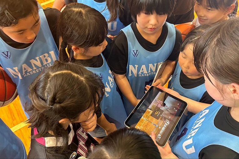 自分たちで撮った動画でフォームをチェック。活動記録の入力を通して、子どもたちが自ら課題を発見し、子ども同士で話し合い、改善につなげていく