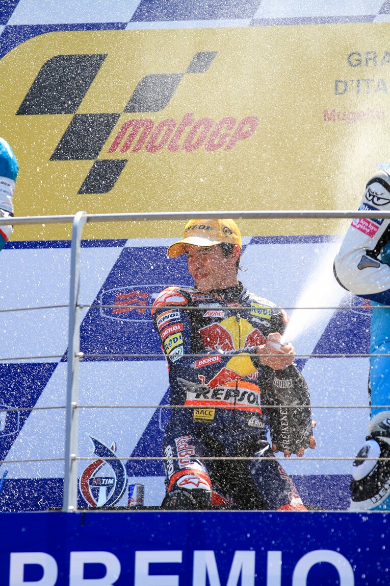 グランプリ初勝利となった2010年のイタリアGPでは、未成年にもかかわらず見事なシャンパンファイトを披露　©Satoshi Endo　