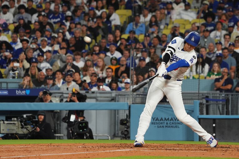 アスレチックス戦の3回、14号本塁打を放った大谷　©︎Shizuka Minami