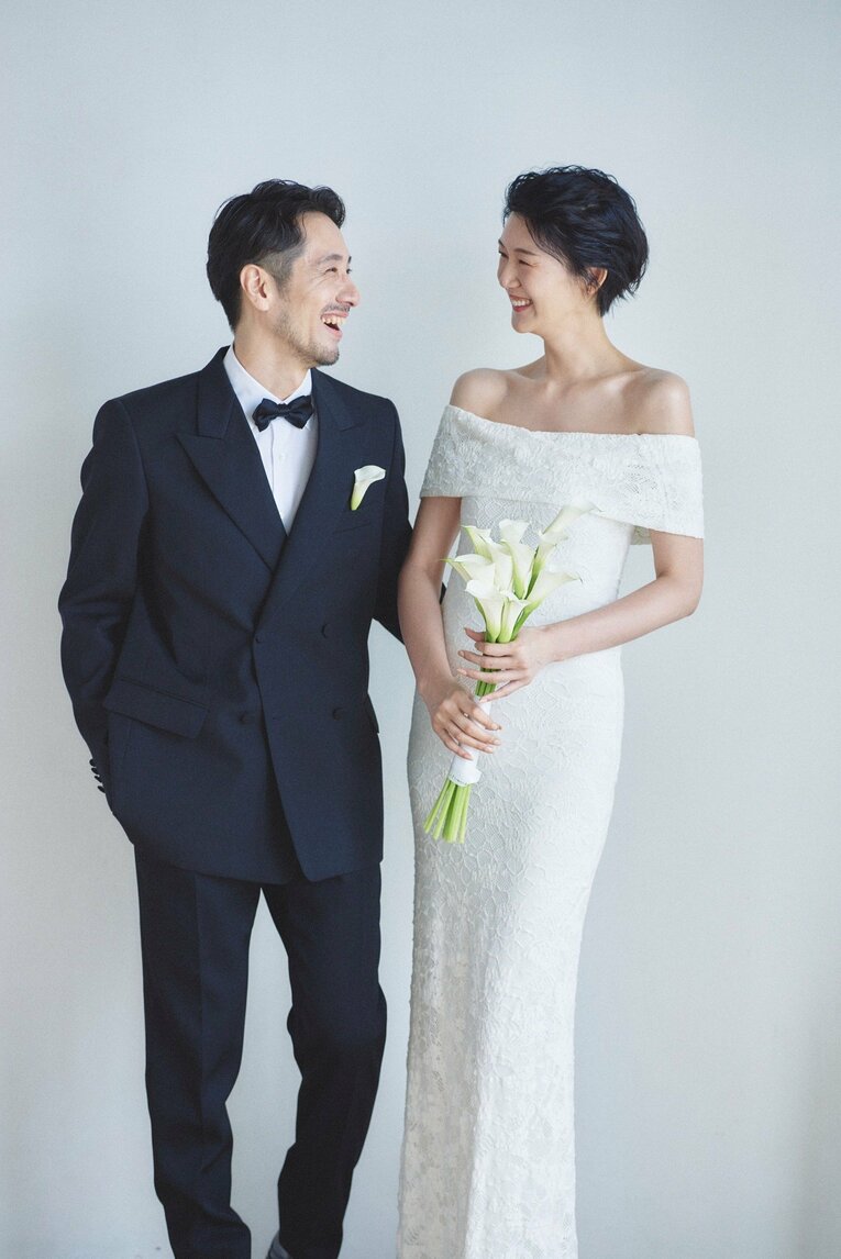 結婚と第一子の妊娠を発表した栗原恵さん（右）。身長183cmの夫・Koukiさんは写真家、モデルとして活躍している（本人提供）