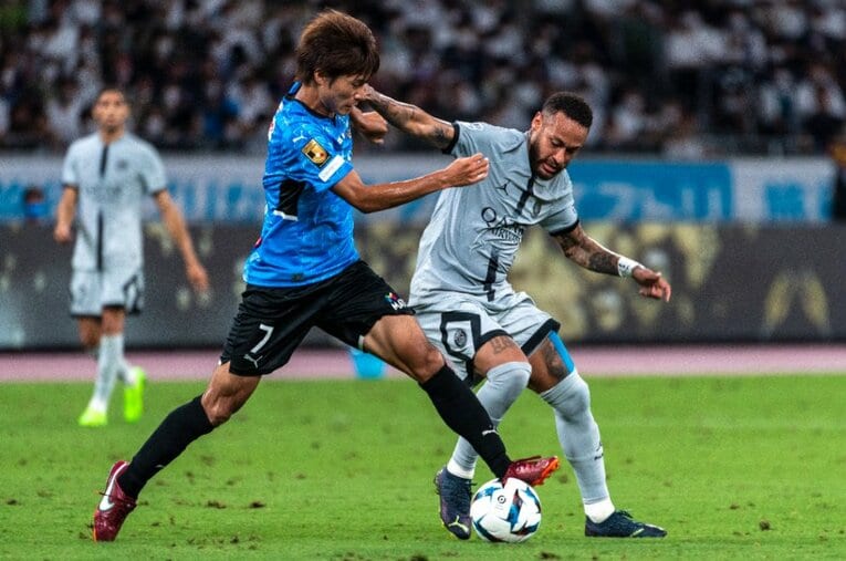 メッシ、ネイマール、ムバッペら“世界最高峰”を肌で感じた川崎Fの選手たち。フル出場の車屋紳太郎は開口一番「疲れましたよ」と苦笑した ／ photograph by Takuya Sugiyama