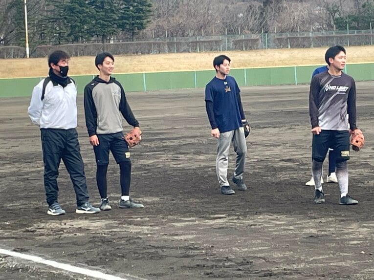 選手に話しかける佐藤監督　©Hideaki Ujihara