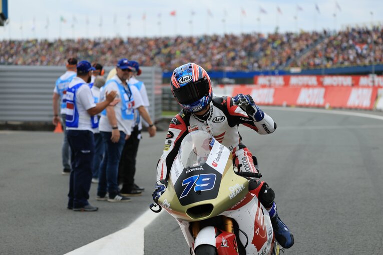 オランダGPで2位フィニッシュし、パルクフェルメに戻ってきた小椋　©Satoshi Endo