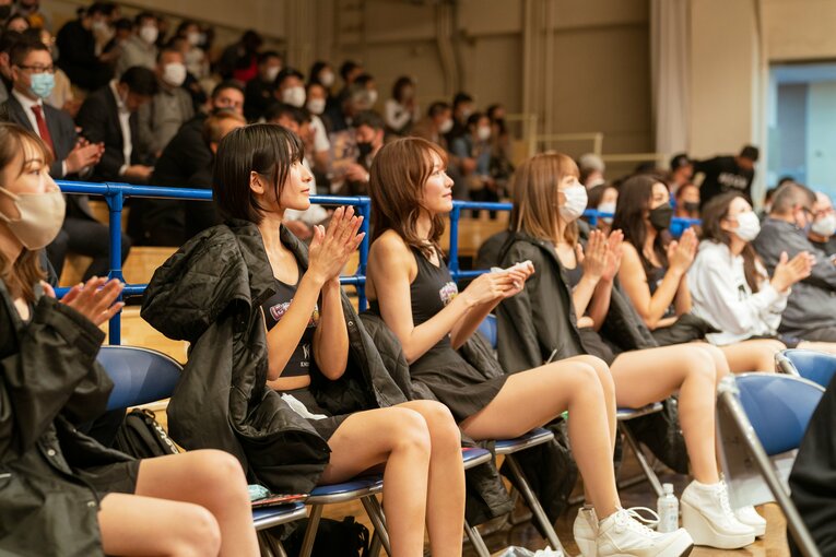 「“ラウンドガール不要論”をどう思う？」人気ラウンドガール・来栖うさこに“グラドル界と格闘技”の関係を聞いてみた〈特別グラビア〉(9)