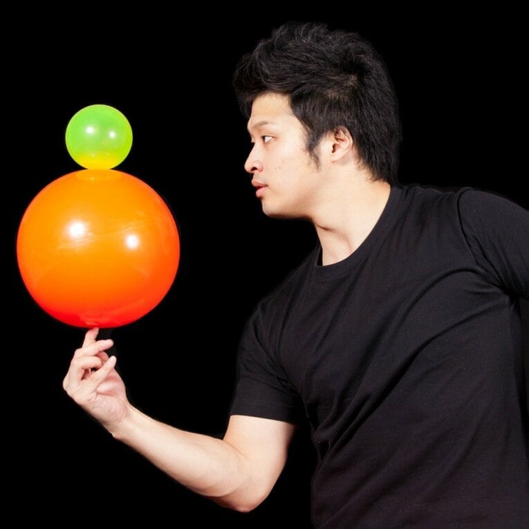 「体育館裏、彫刻刀で左腕を…」マイケルや金正恩に技を披露した大道芸人が壮絶イジメ体験を中高生に伝える理由《中3で渡米、17歳でW杯》(11)