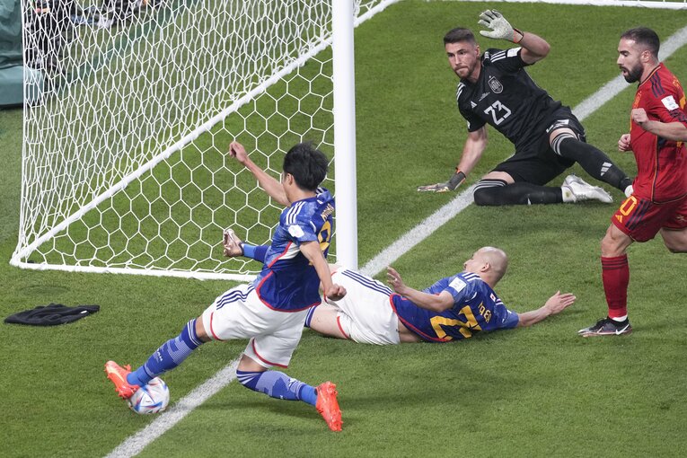 三笘薫のアシスト→田中碧がゴール　©AFLO