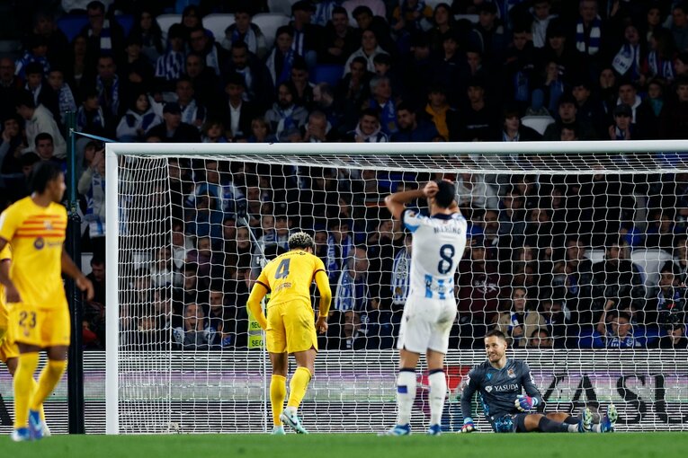 アラウホの劇的なヘディングシュートが決まり……