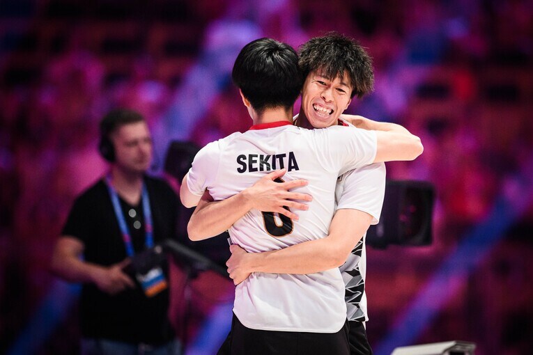 富田将馬、関田誠大（VNL準決勝スロベニア戦）©︎Volleyball World