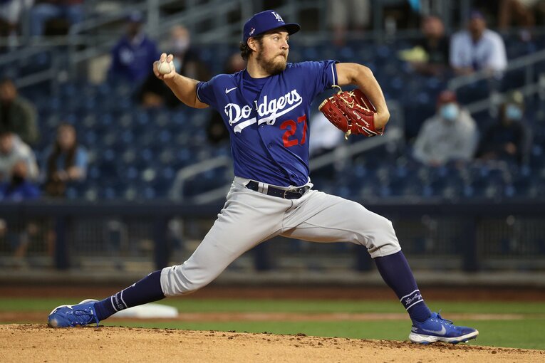 今シーズンからドジャーブルーに身を包むバウアー。カーショーらと最強投手陣を形成する