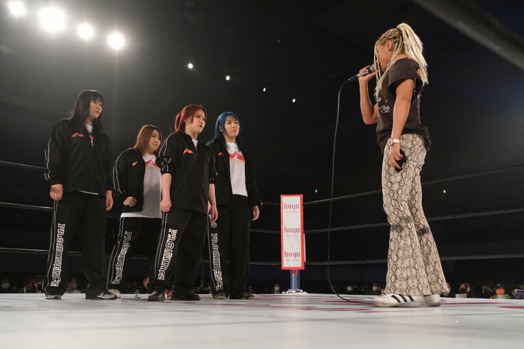 1月29日の名古屋大会で参戦表明し、ジュリアと向かい合ったプロミネンス