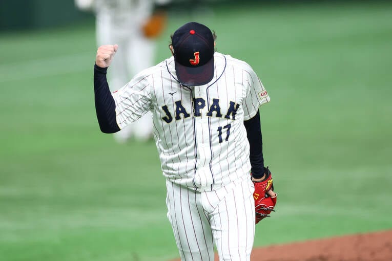 ピンチを切り抜け、渾身のガッツポーズを見せる伊藤　©AFLO