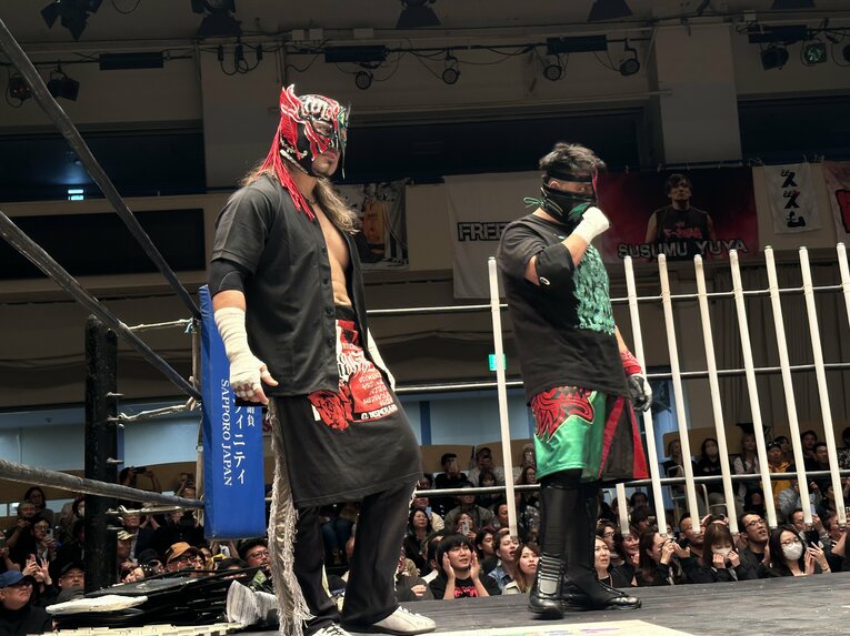 スワイプすると「エル・デスペラードvs葛西純」など激闘写真をご覧になれます　©Norihiro Hashimoto