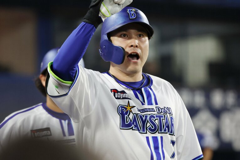 6月27日の巨人戦で3号2ランを放ち、ガッツポーズする佐野恵太　©JIJI PRESS