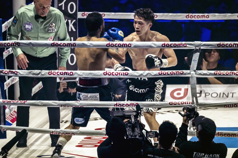 井上尚弥vs.ルイス・ネリ。KOシーンの連続写真（2枚目／全8枚）　©Takuya Sugiyama
