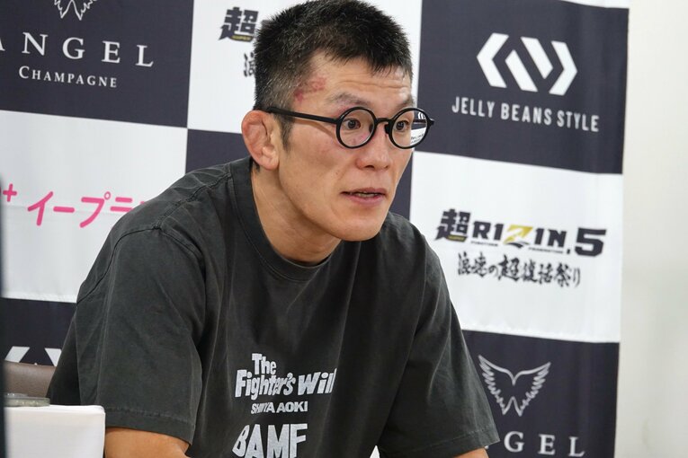 敗戦後、プレスルームに登場した青木真也。独特の言い回しで試合を振り返った　©Koji Fuse