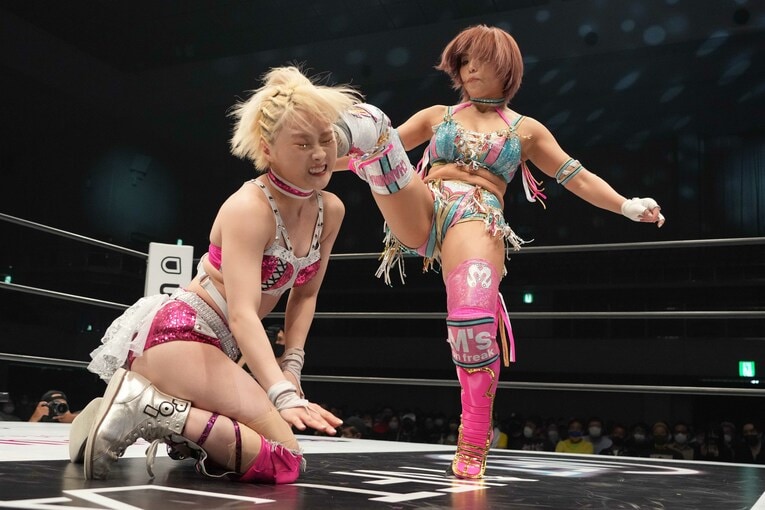 なつぽいの顔面に容赦ないキックを浴びせる