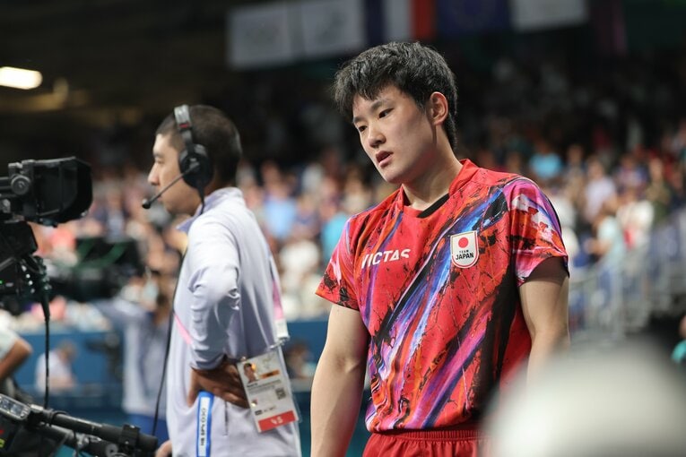 男子卓球団体戦準決勝、スウェーデン戦で敗れて呆然とする張本智和　©︎Tetsuya Higashikawa/JMPA