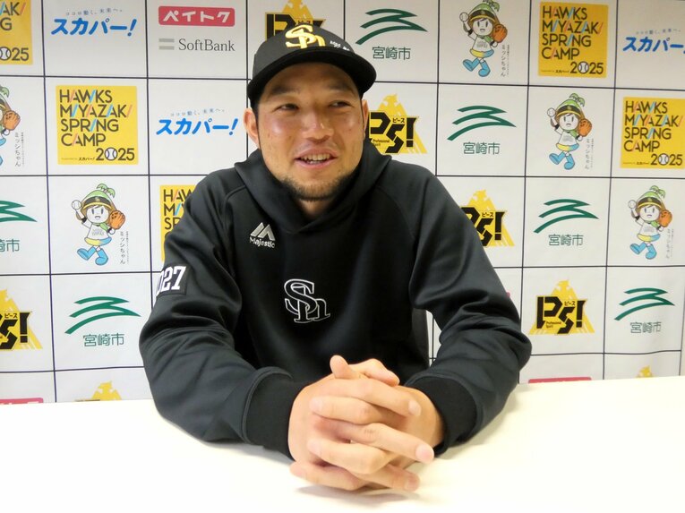 【ソフトバンク】今春キャンプの様子。指導する菊池コーチ　©Kotaro Tajiri