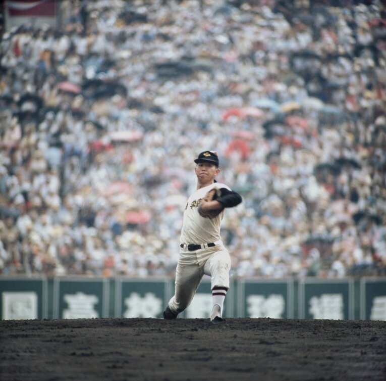 甲子園で投げる江川卓 ©KYODO