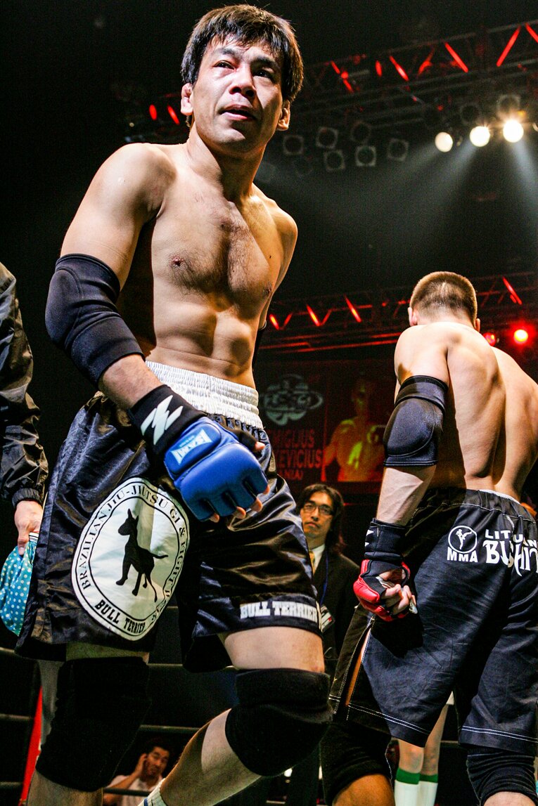 試合後の大石とレミギウス　©Susumu Nagao