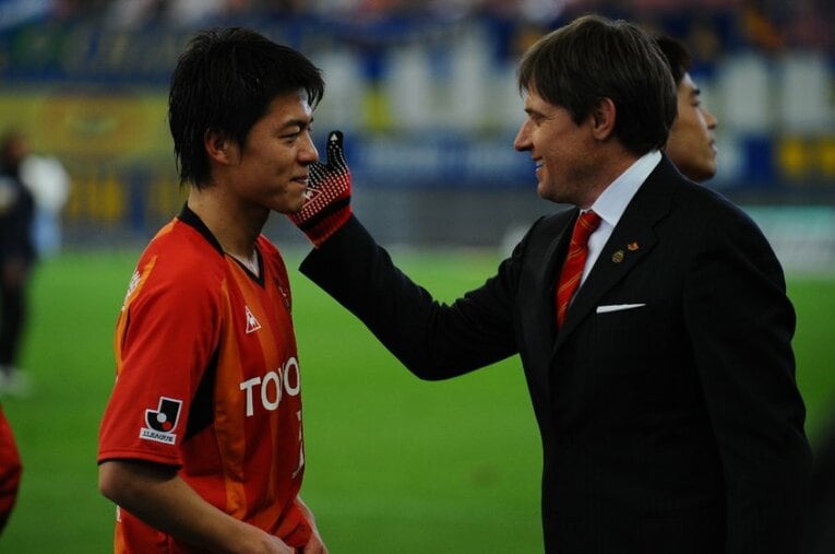 名古屋グランパス時代、不動の右サイドバックとしてプレーした田中隼磨とストイコビッチ監督。田中の引退表明後にピクシーから電話がかかってきたという ／ photograph by J.LEAGUE