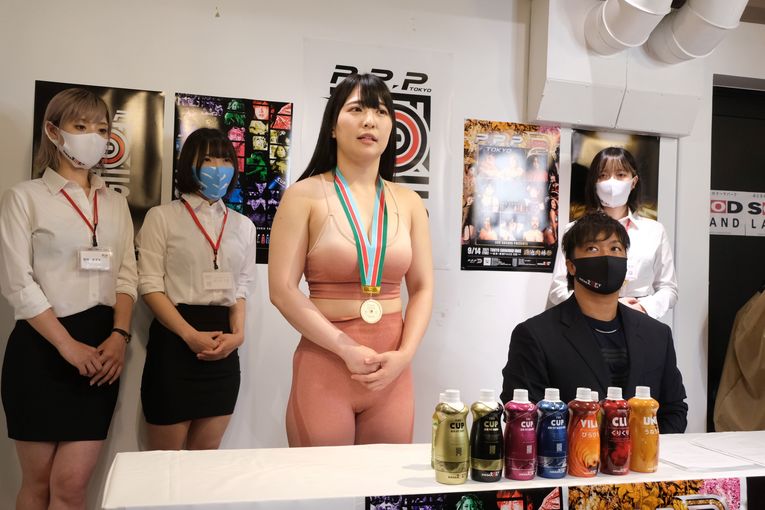 8月26日のデビュー発表会見にて