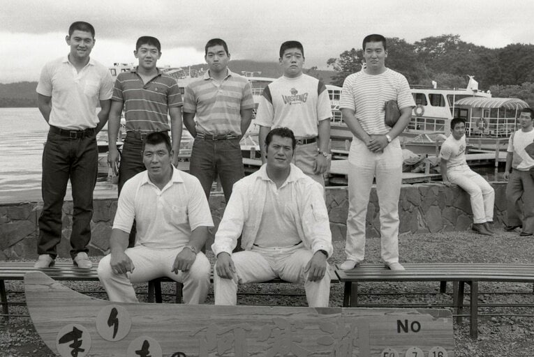 新日本プロレス入門当時の写真。（前列左から）アントニオ猪木、坂口征二（後列左から）武藤敬司、船木優治（船木誠勝）、野上彰（AKIRA）、笹崎伸司、蝶野正洋　©︎東京スポーツ新聞社