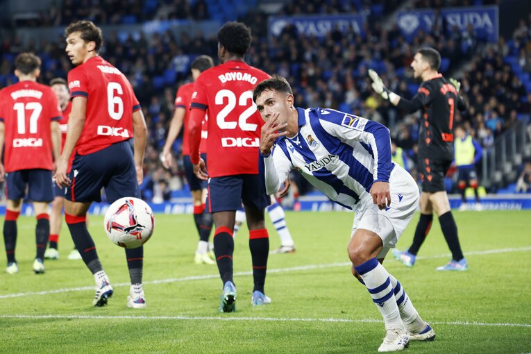 久保にCKキッカーを任せたスビメンディ　©Daisuke Nakashima