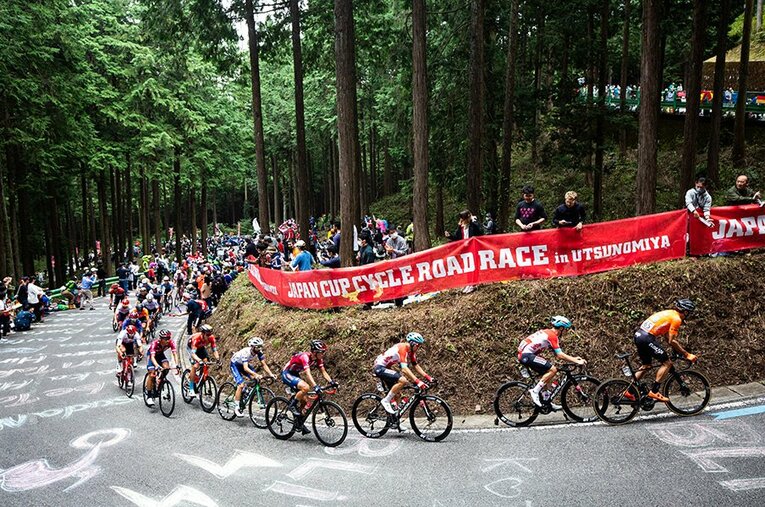 ジャパンカップの名物スポットのひとつ、古賀志林道の上り坂　©JAPAN CUP CYCLE ROAD RACE 2022