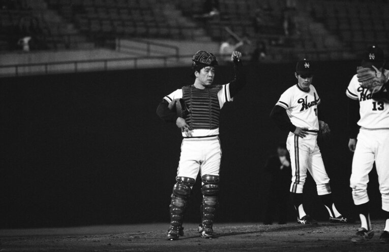 1975年、捕手兼任監督でもあった野村克也（40歳の年）。投手交代を告げるシーン ©JIJI PRESS