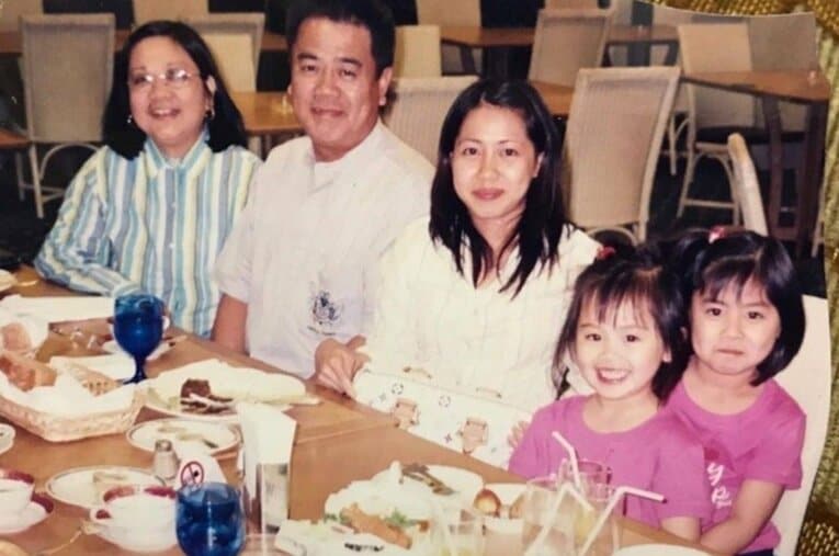 家族と写真に収まる幼少期の笹生優花（一番右、写真／正和さん提供）