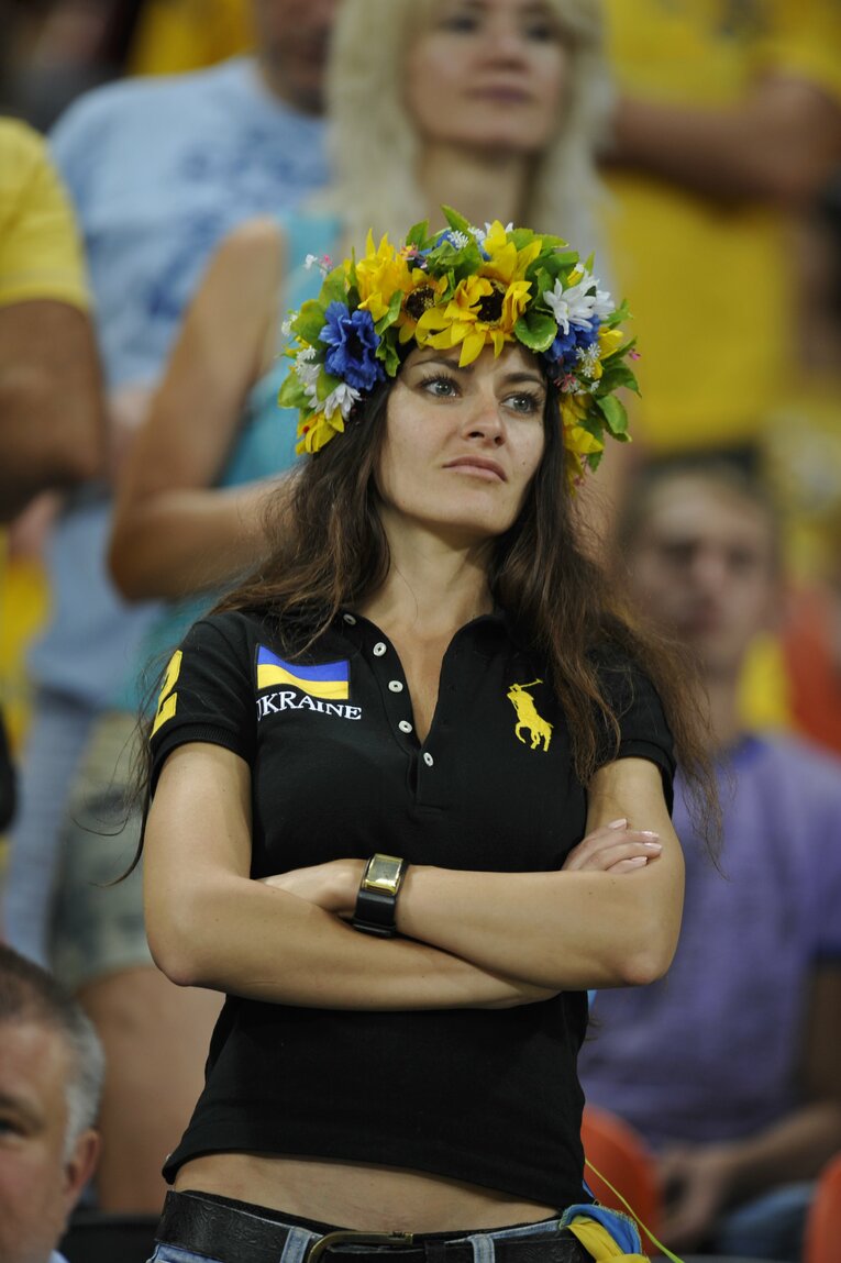 EUROにいた美しい女性サポーターの応援姿（50枚超）　©Sports Graphic Number