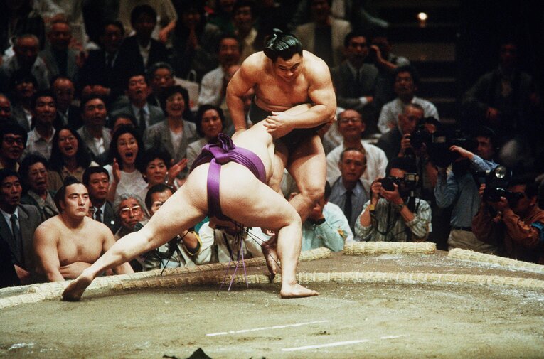 18歳の貴花田が千代の富士を寄り切った瞬間　©JIJI PRESS