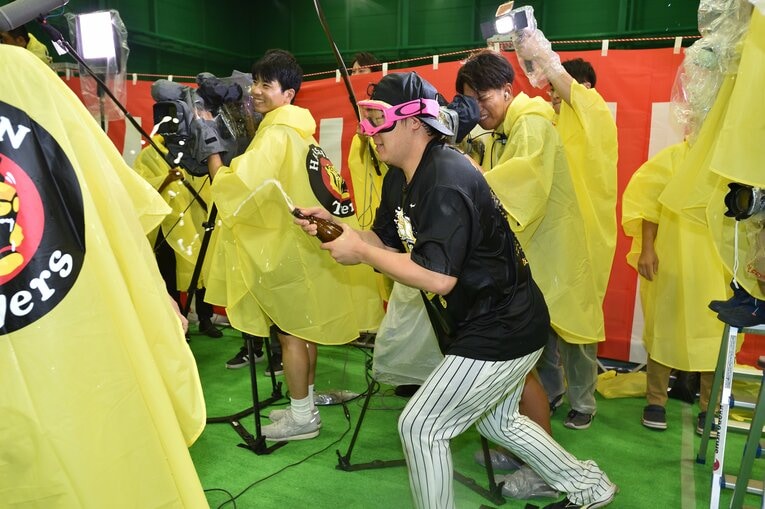 【ビールかけ…貴重カット多数】©Hideki Sugiyama