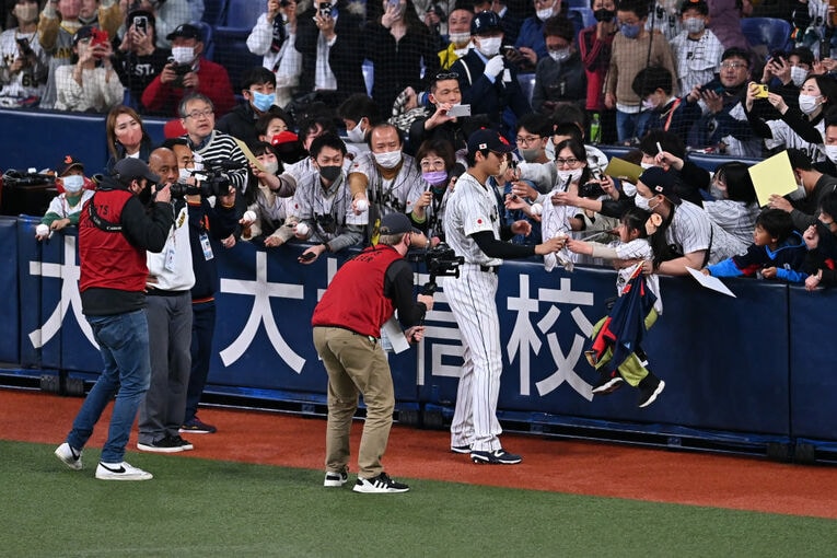 侍ジャパン大谷の「サイン神対応」©JIJI PRESS