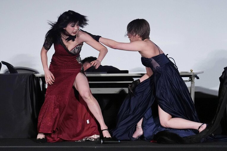 上谷沙弥と安納サオリの乱闘が始まった　©Essei Hara