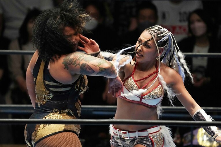 ナイチンゲールの顔面がゆがんだジュリアの強烈な張り手