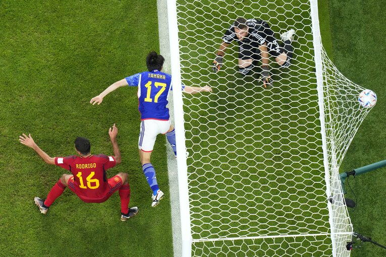 三笘のパスにあわせて田中がボールを押し込む（クリックすると田中選手のゴール直前写真が見れます）©Petr David Josek/AP=AFLO