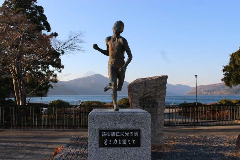 「箱根駅伝栄光の碑」。当然ながら、箱根路にサラブレッドはエントリーできない　©Number Web
