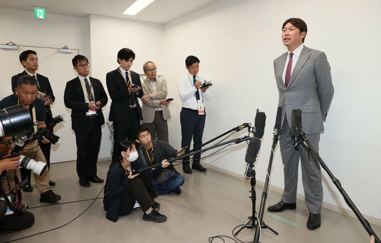 オーナー報告後、会見に臨む新井監督　©SANKEI SHIMBUN