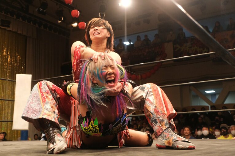 「スターダムをクビになって…」人気女子プロレスラーが初告白　ウナギ・サヤカ“超満員の自主興行”に密着して感じた「不思議な風格」(64)