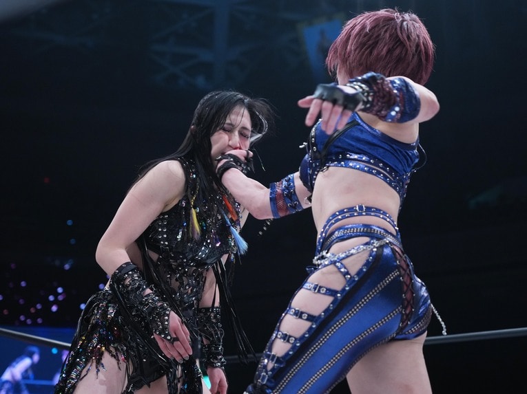 安納サオリも上谷沙弥の顔面に容赦なく張り手を見舞う　©Essei Hara