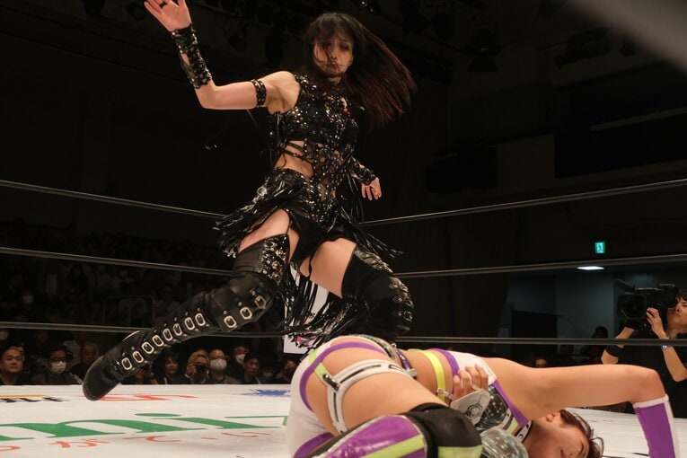 無料中継でも話題を集めた上谷沙弥vsAZM（9月27日）　©Norihiro Hashimoto